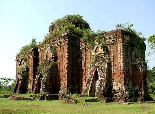 tháp chiên đàn tam kỳ