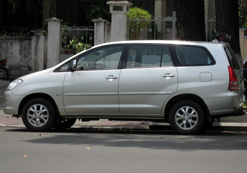 thuê xe dài hạn 7 chỗ toyota innova